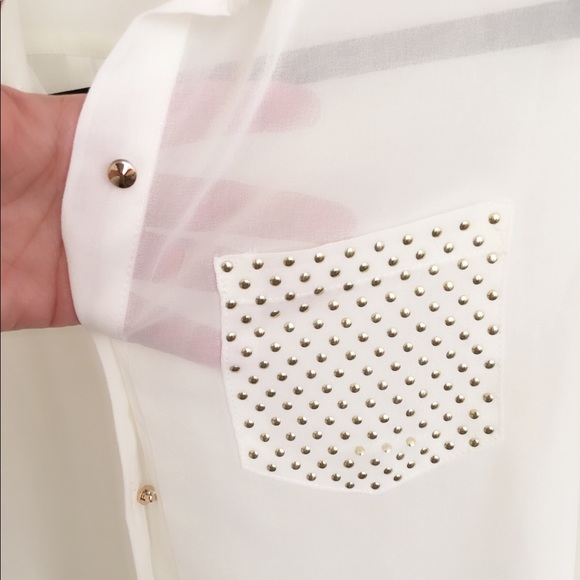 💥Gorgeous flowy button up top with stud details💥 - Picture 2 of 4